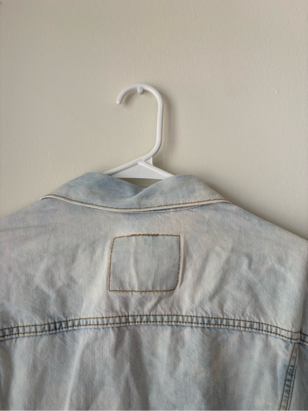 Levi's Light Blue Denim Jacket with Tan Leather Patch - Picture 12 of 12